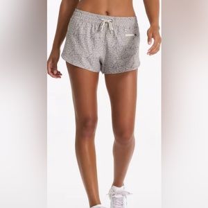 💫Vuori Performance Clementine Shorts 2.0, NWT, Small, Pale Wheat Samba